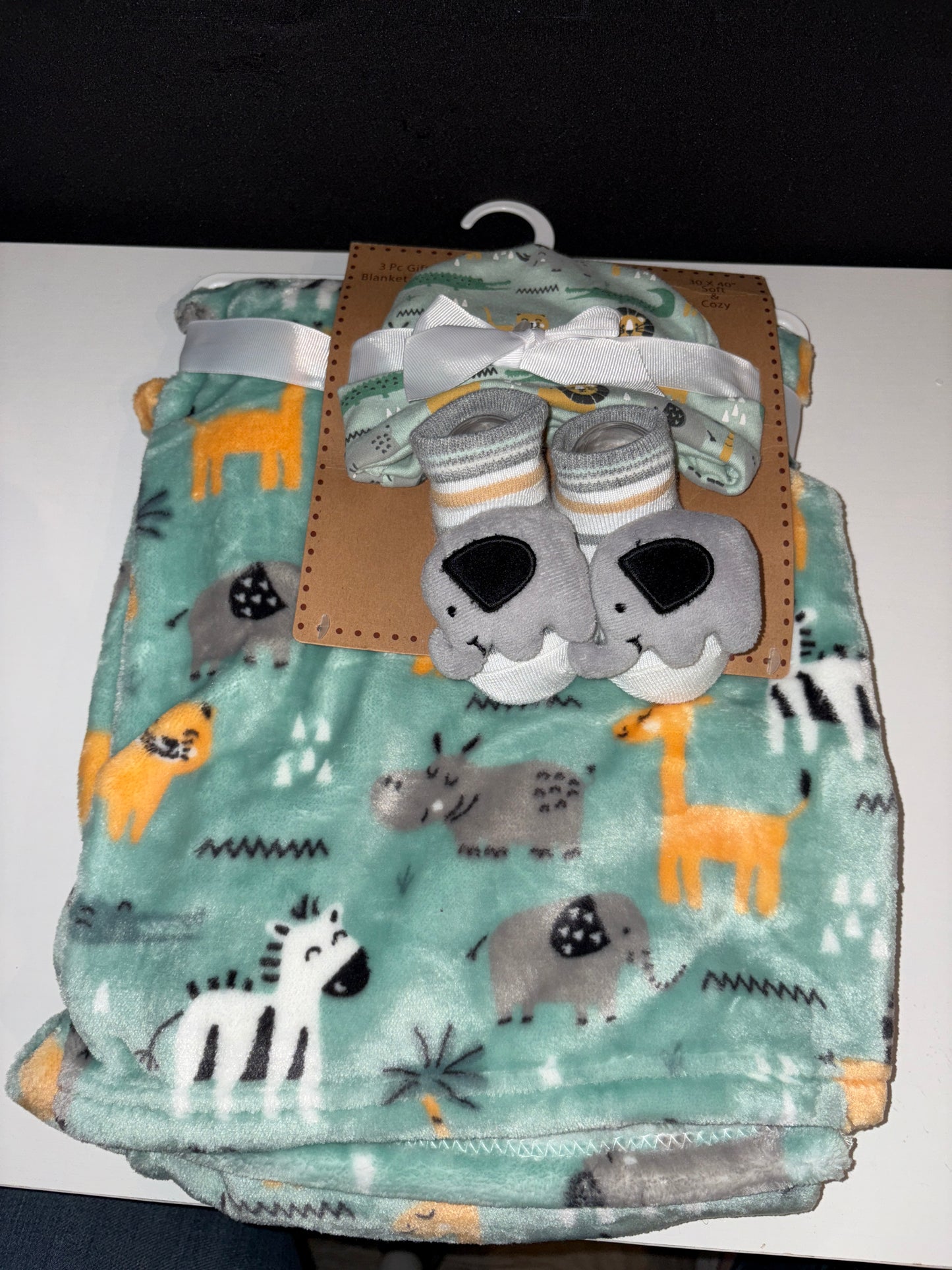 3 Piece NB Gift Set with blanket, socks and hat