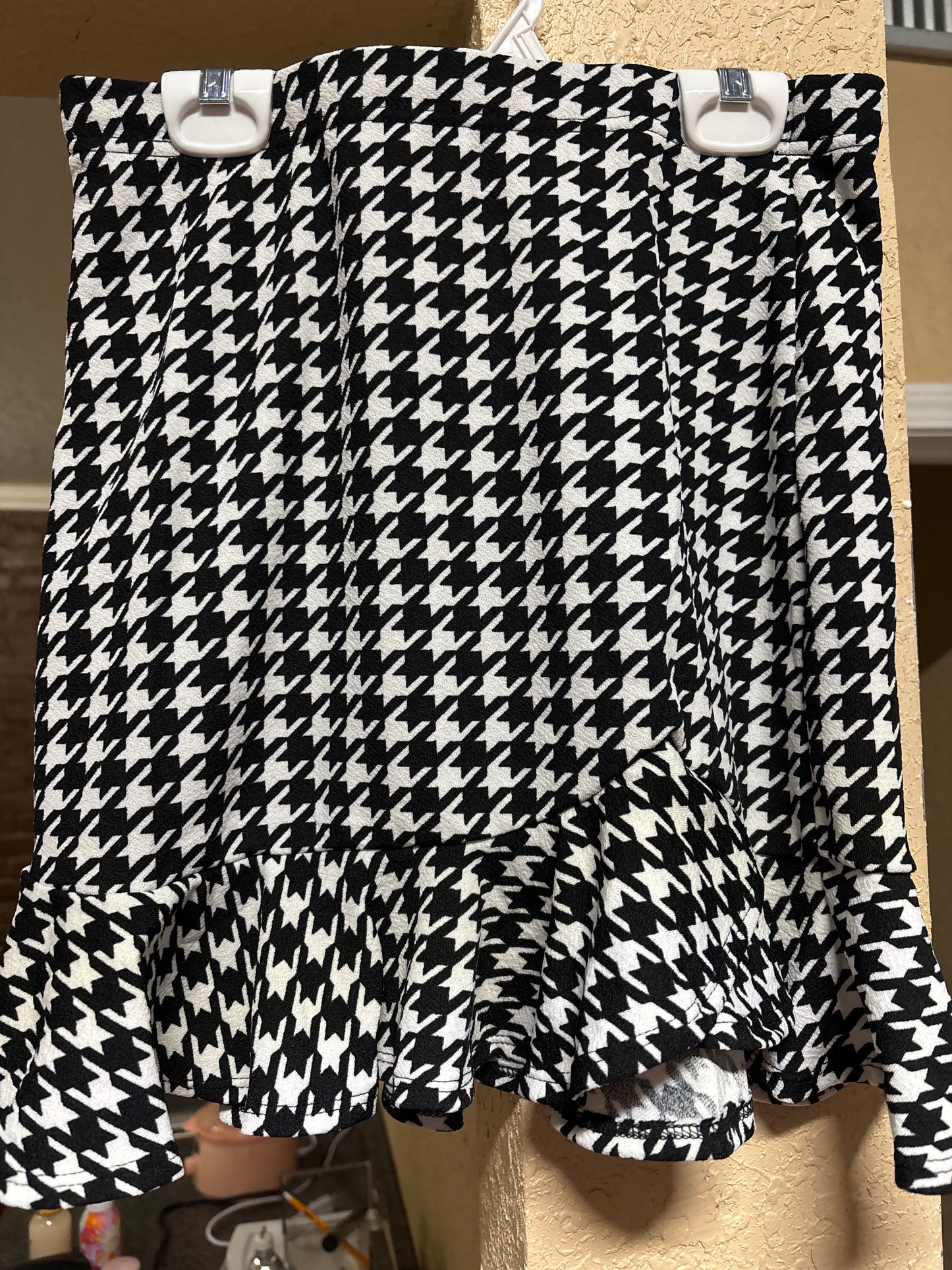 Women’s Medium Houndstooth Skirt