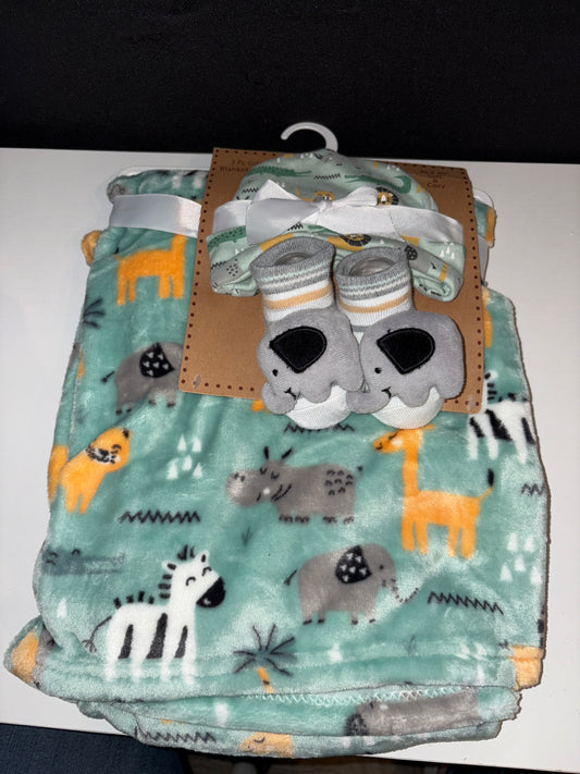 3 Piece NB Gift Set with blanket, socks and hat