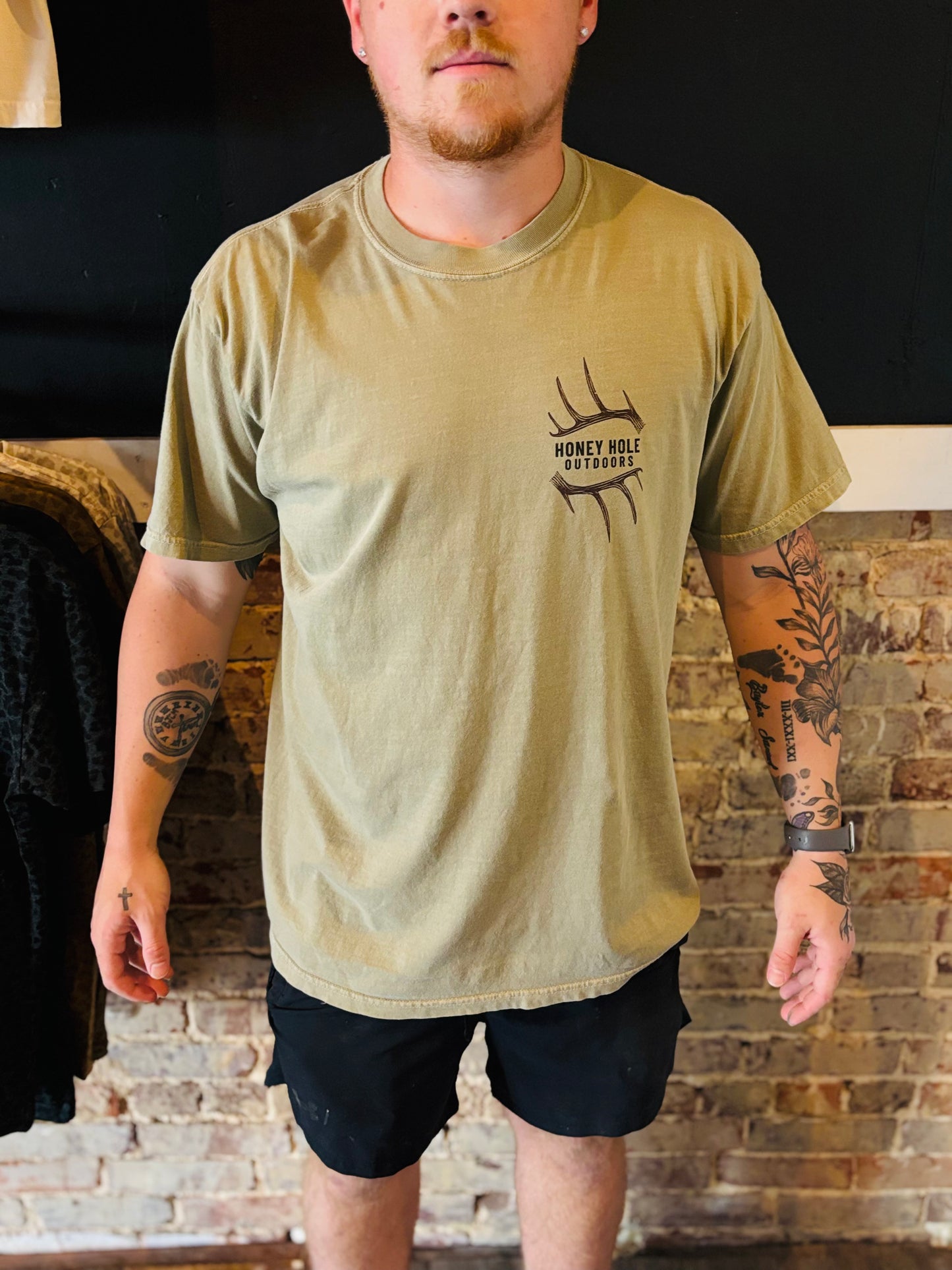 Honey Hole Skull Mount Tee